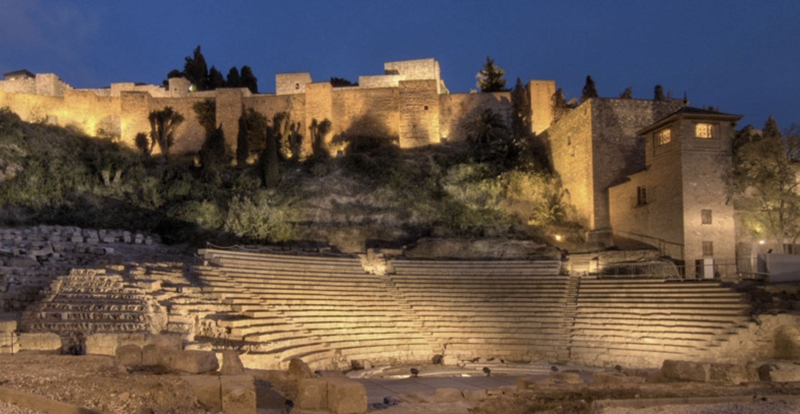 Det Romerske Teater i Málaga ligger på vestskråningen af Alcazaba-bakken
