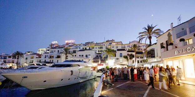 Puerto Banús, er en marina beliggende i området Nueva Andalucía, sydvest for Marbella