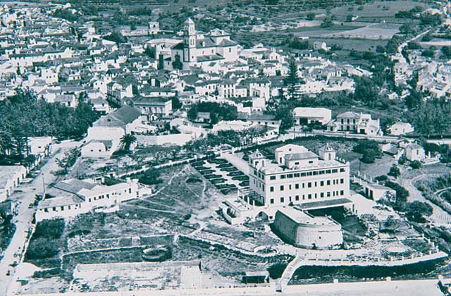 Marbella ligger ved Middelhavet, mellem Málaga og Gibraltarstrædet, ved foden af Sierra Blanca.