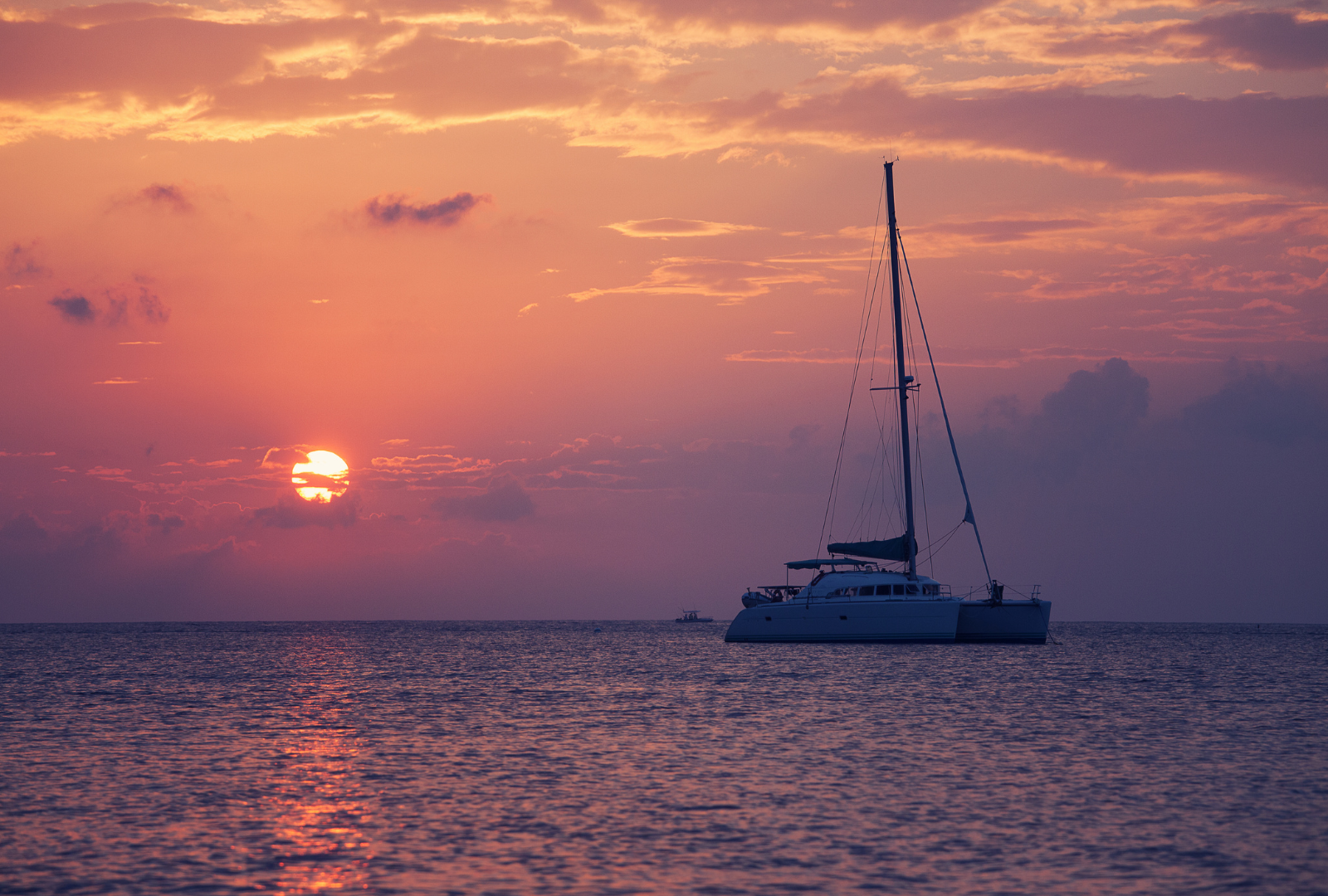 sunset-over-the-ocean-and-a-sailing-boat